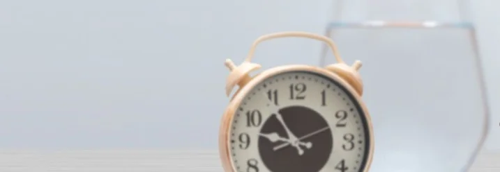 Wecker und Glas Wasser